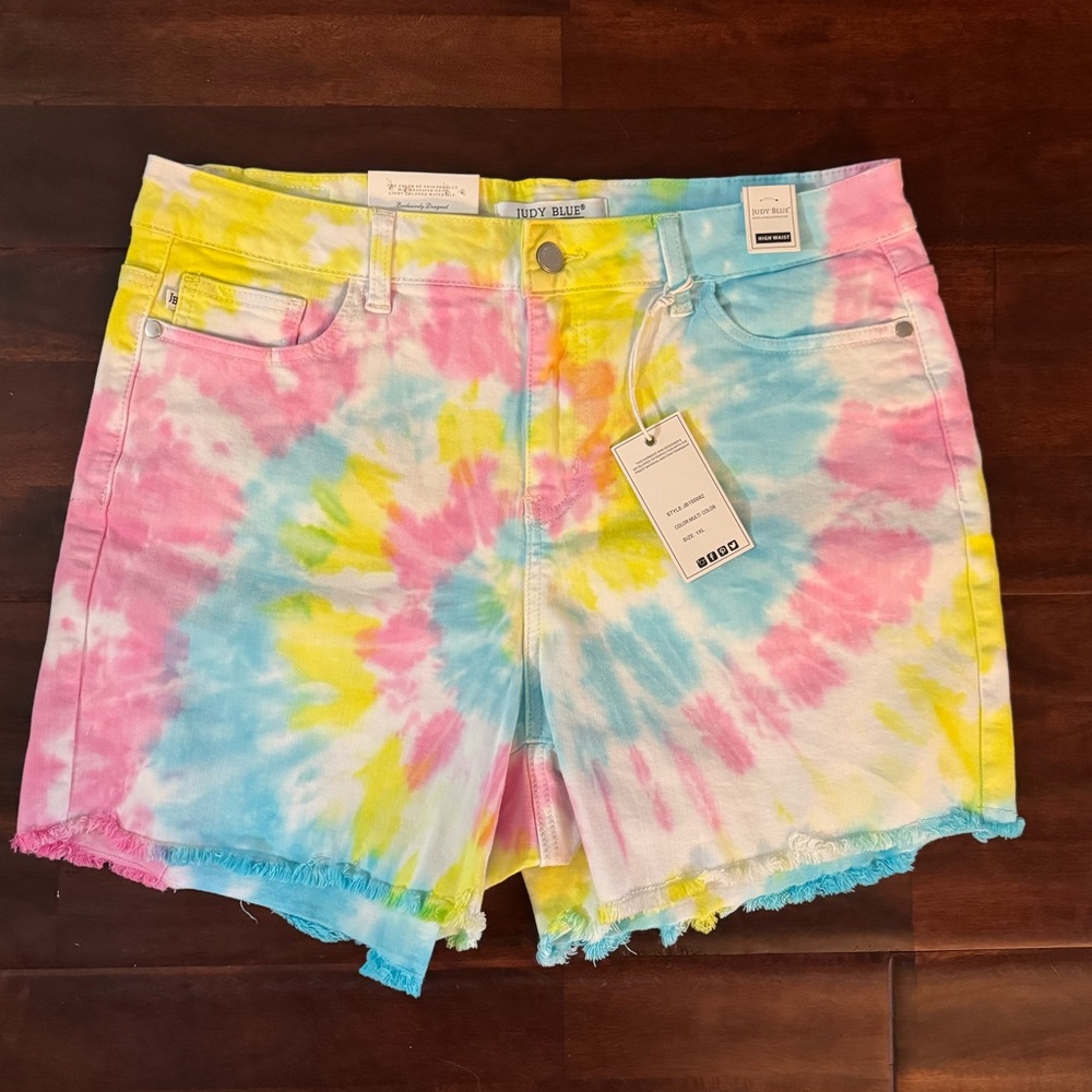 NWT Women’s Judy Blue The Hippie Dippie Tie Dye Psychedelic Shorts 1X Raw Hem